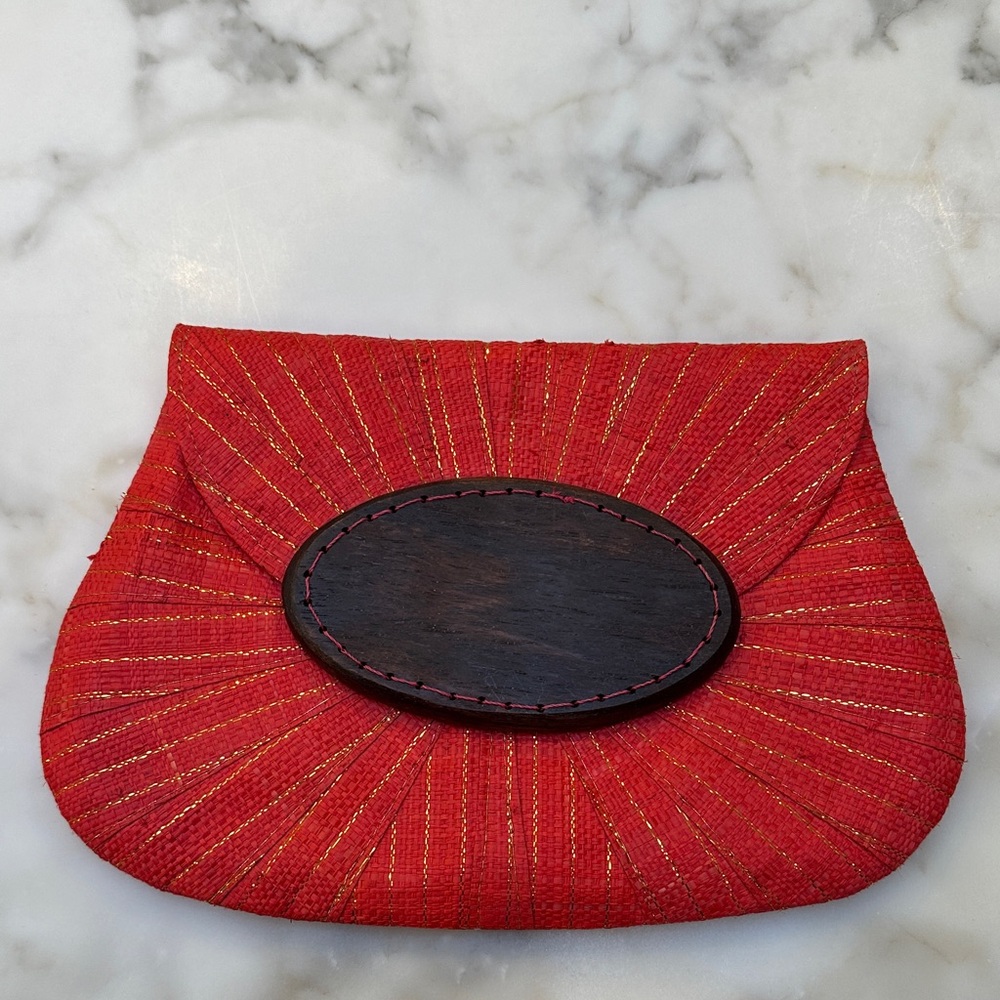 Excellent condition hand crafted sustainably harvested raffia straw clutch